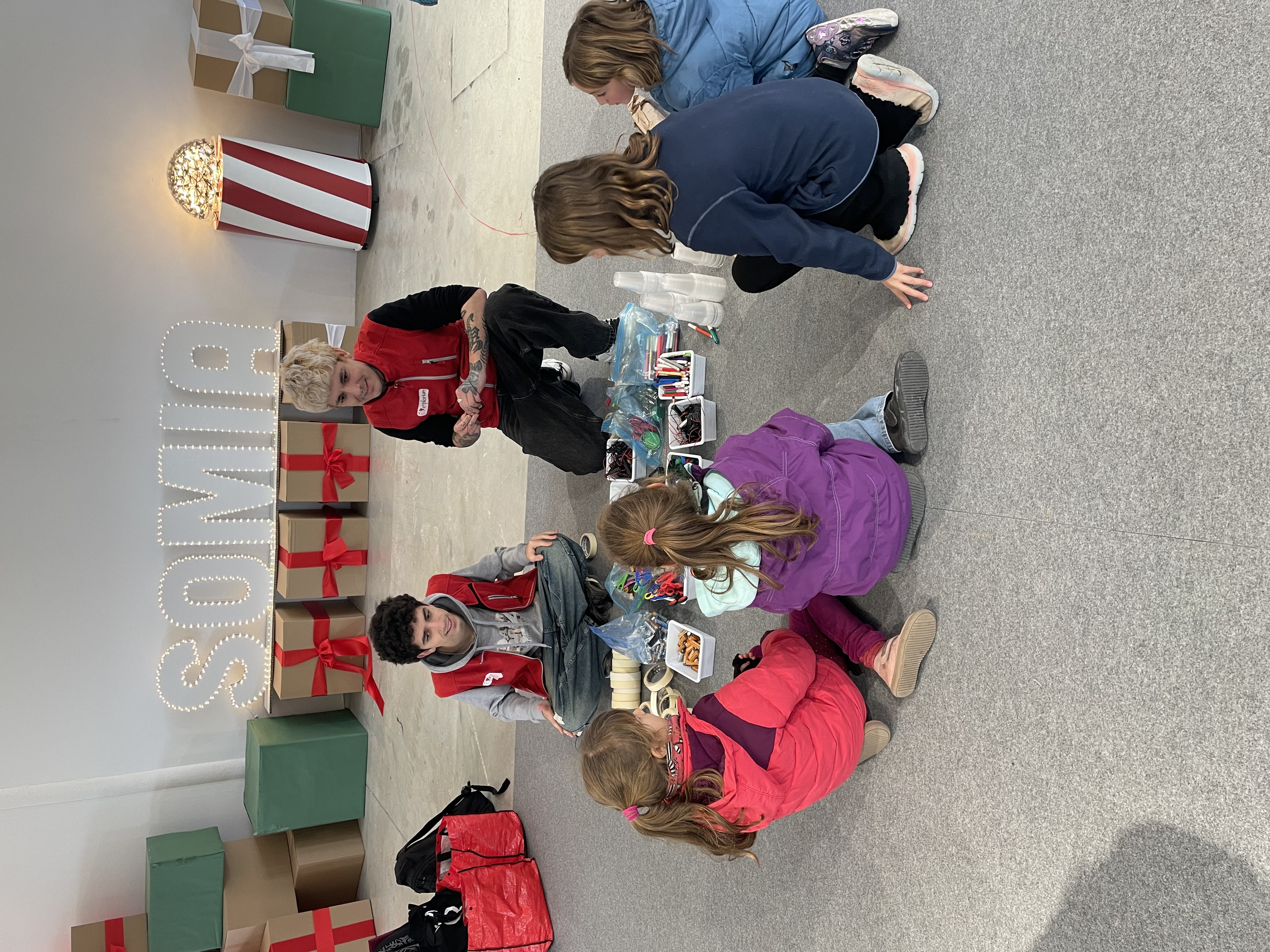 Alumnos creando circuitos de Navidad